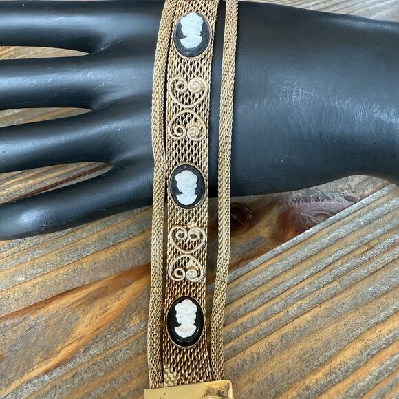 Vintage Black CAMEO Mesh BRACELET - 7" Gold Tone Mesh w/Scrolls - 1960s-70s - Picture 2 of 5